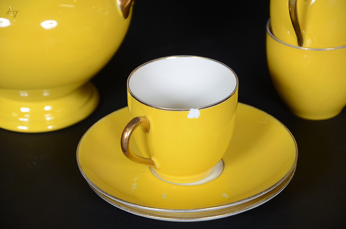 Serviço de porcelana LIMOGES na cor amarela com detalhes em dourado... - foto 2 de 2