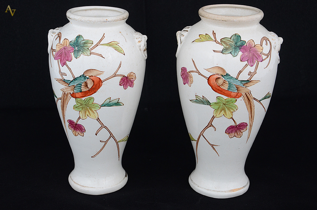 Par de vasos de faiança inglesa decorados com pássaros e flores em... - foto 1 de 2