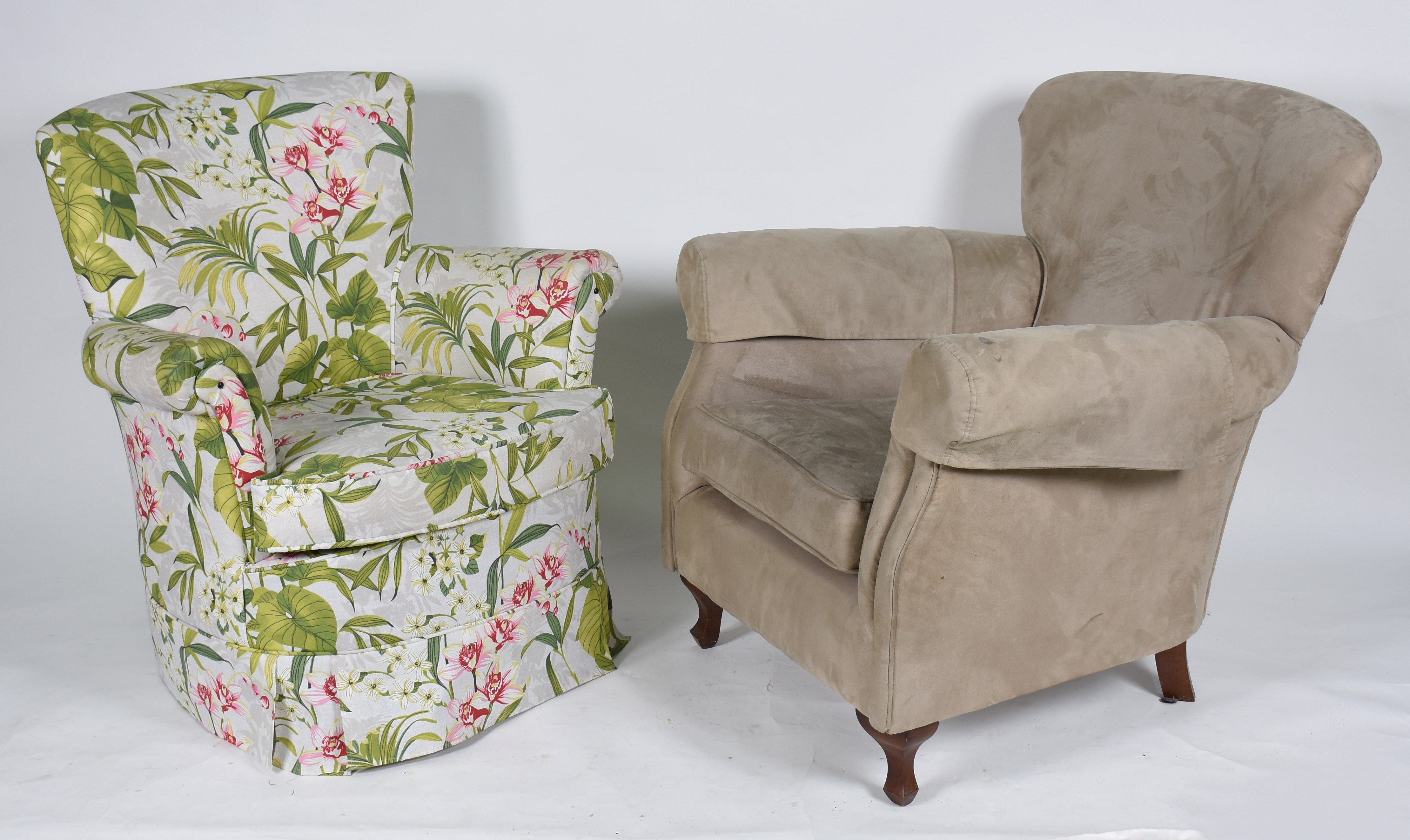 Duas poltronas estofadas, sendo uma forrada com tecido floral e outra... - foto 1 de 4