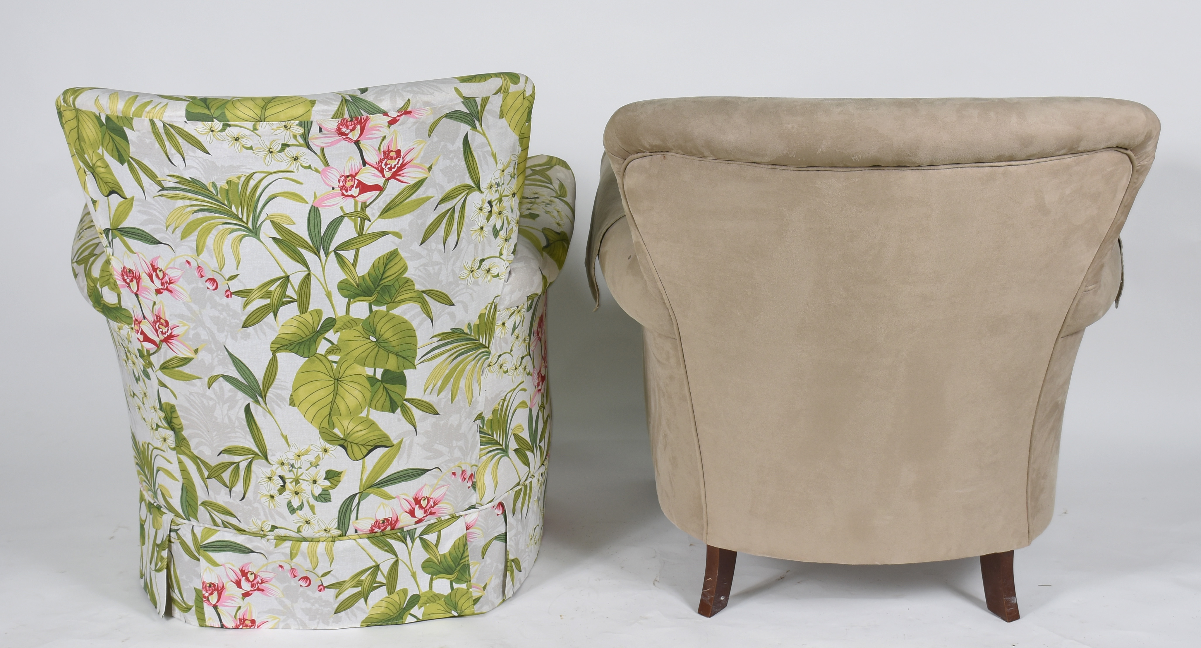 Duas poltronas estofadas, sendo uma forrada com tecido floral e outra... - foto 3 de 4