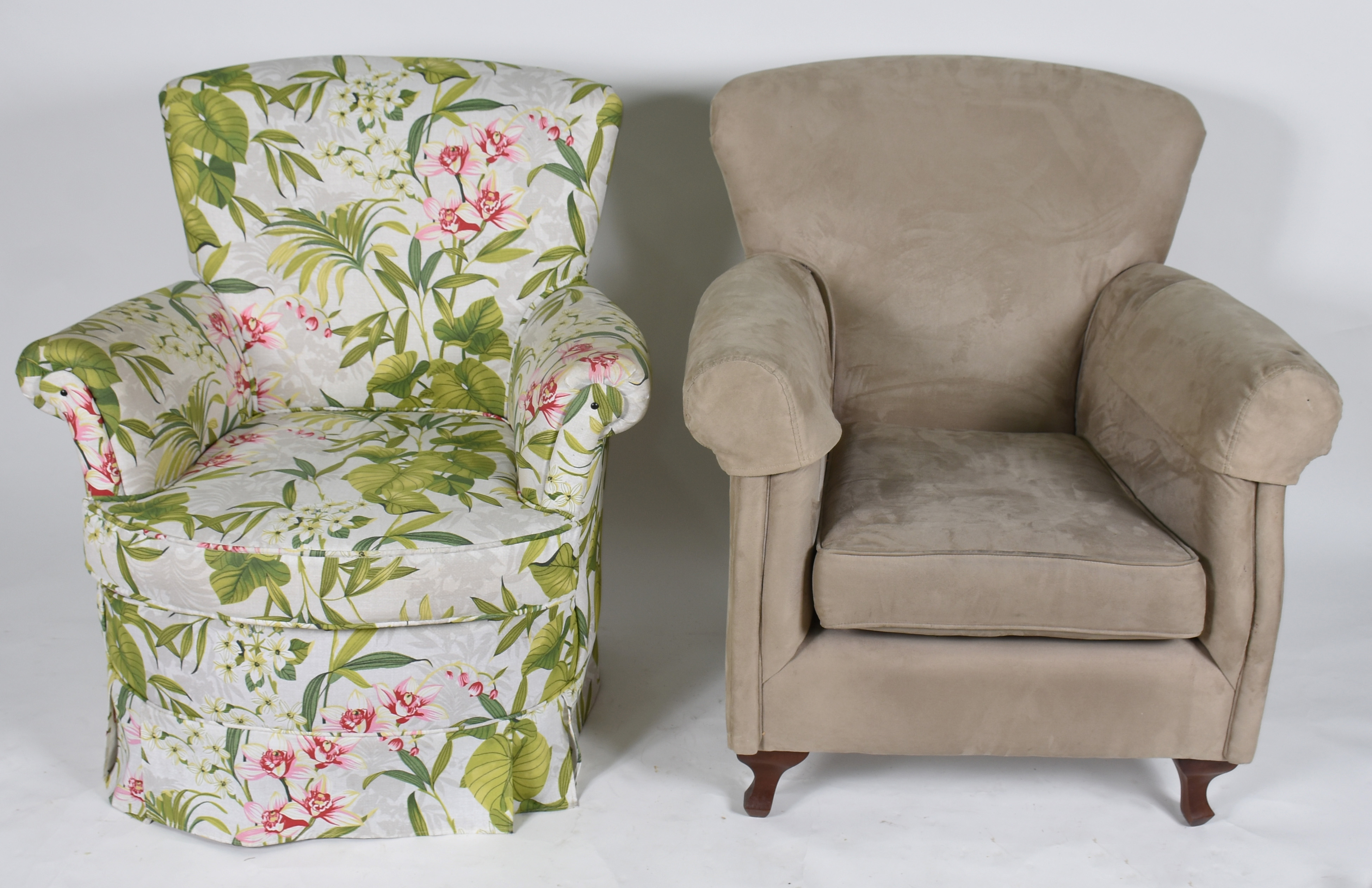 Duas poltronas estofadas, sendo uma forrada com tecido floral e outra... - foto 2 de 4