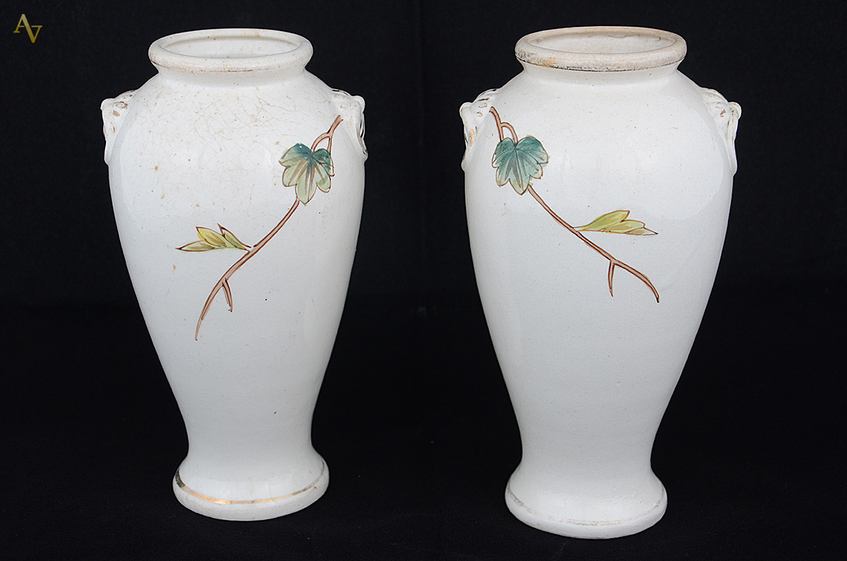 Par de vasos de faiança inglesa decorados com pássaros e flores em... - foto 2 de 2