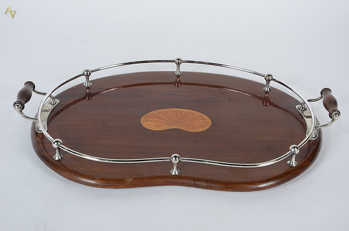 Bandeja Art Deco de madeira, feitio rim, grade de metal prateado...