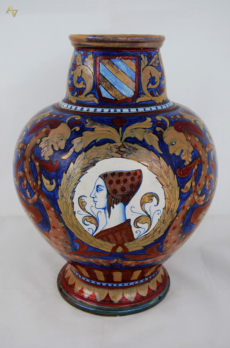 Vaso de cerâmica italiana decorada com figuras em reserva central...