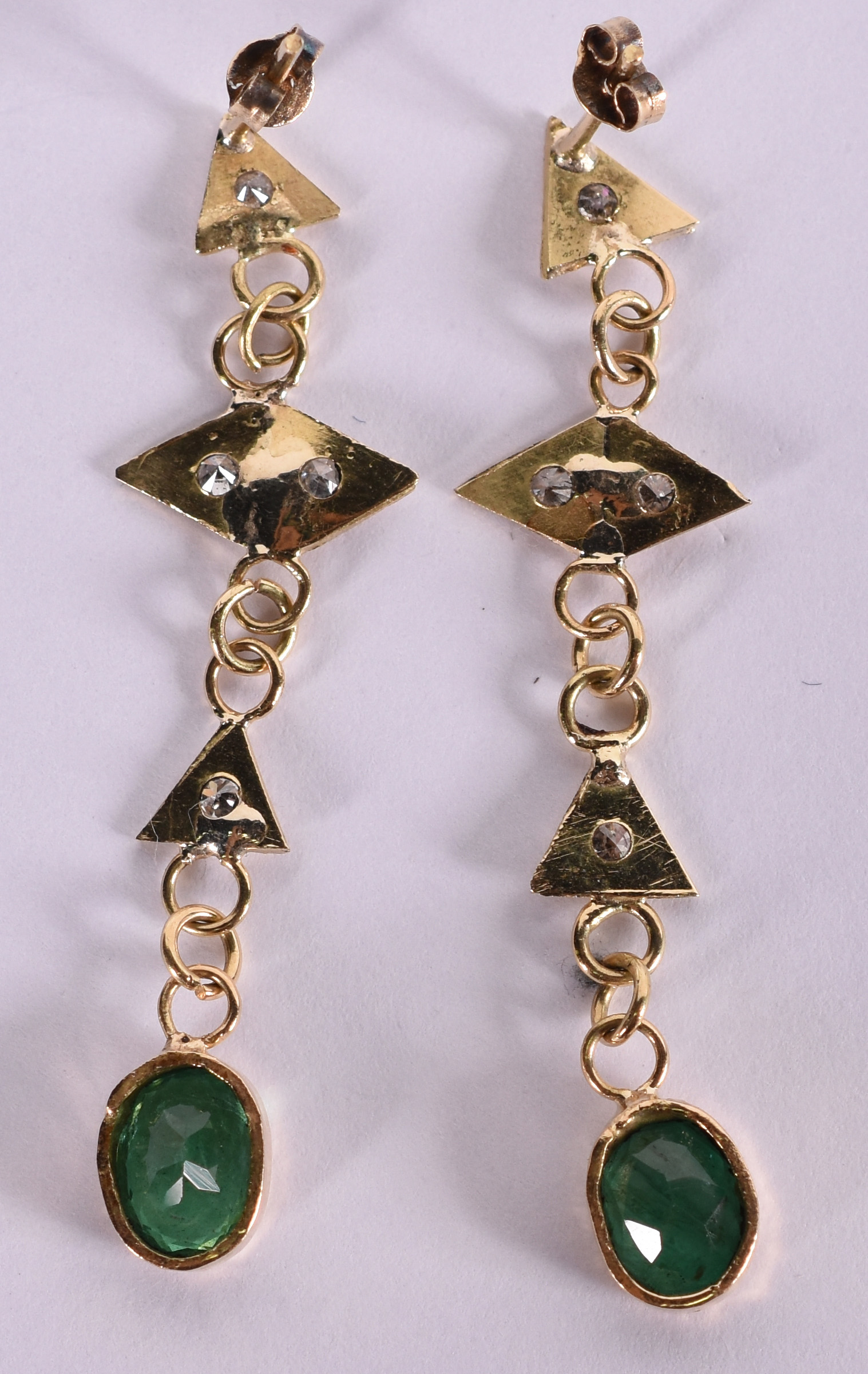 Par de brincos de ouro 18 com brilhante e esmeralda. ( Por questão de... - foto 2 de 2