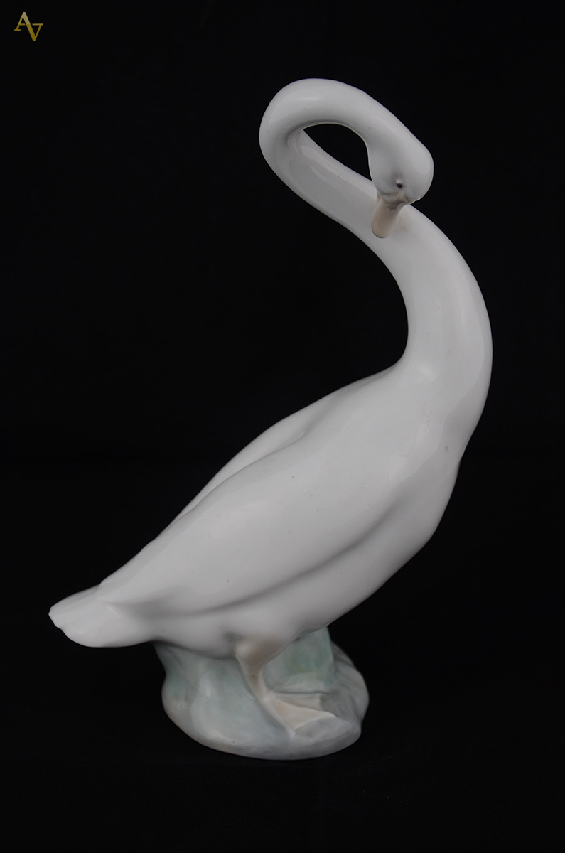 Escultura de porcelana LLADRO representando pato. Altura 23 cm. - foto 1 de 2