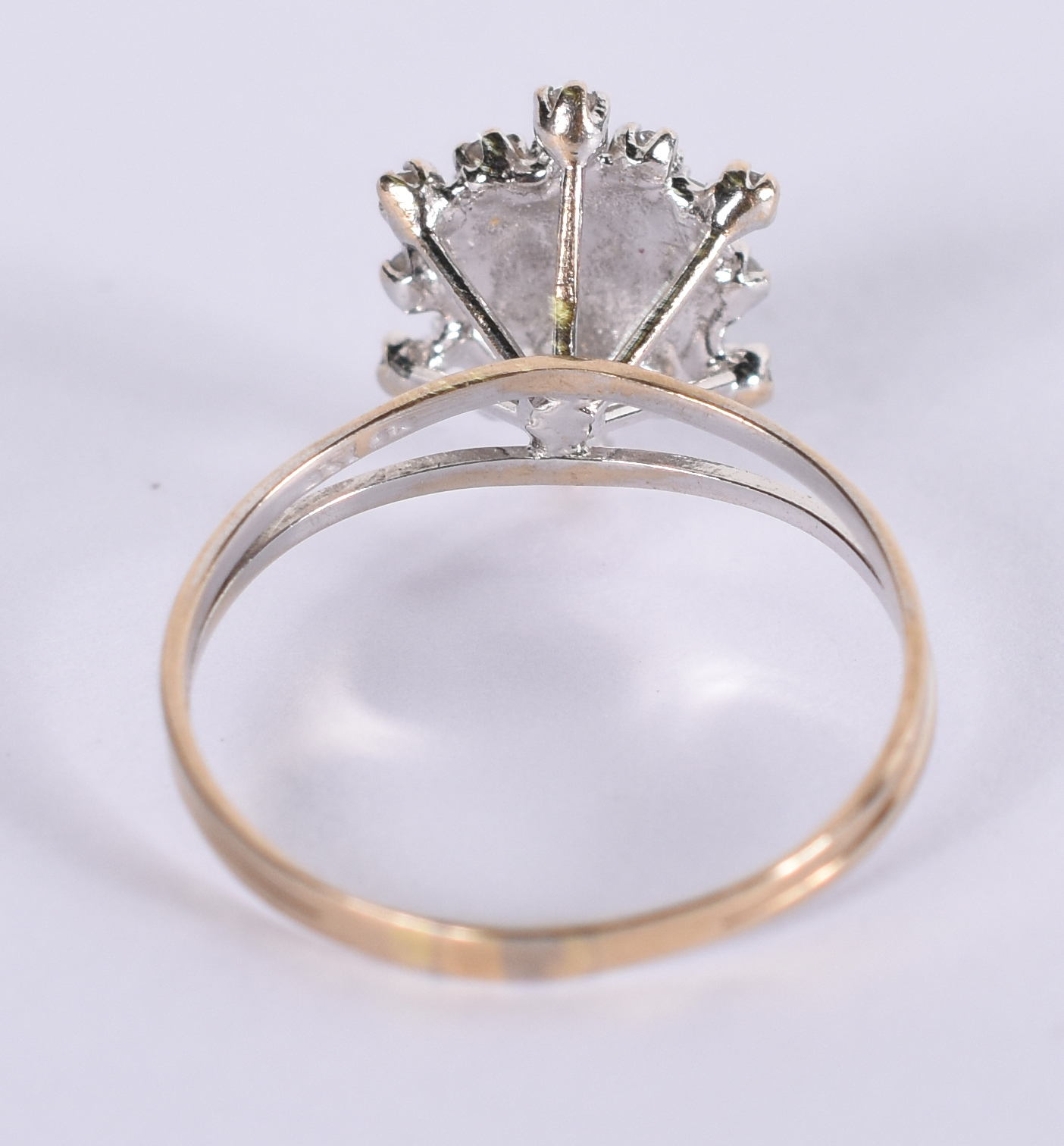 Anel de ouro 18 com brilhante . Aro 15. ( Por questão de segurança a... - foto 3 de 3