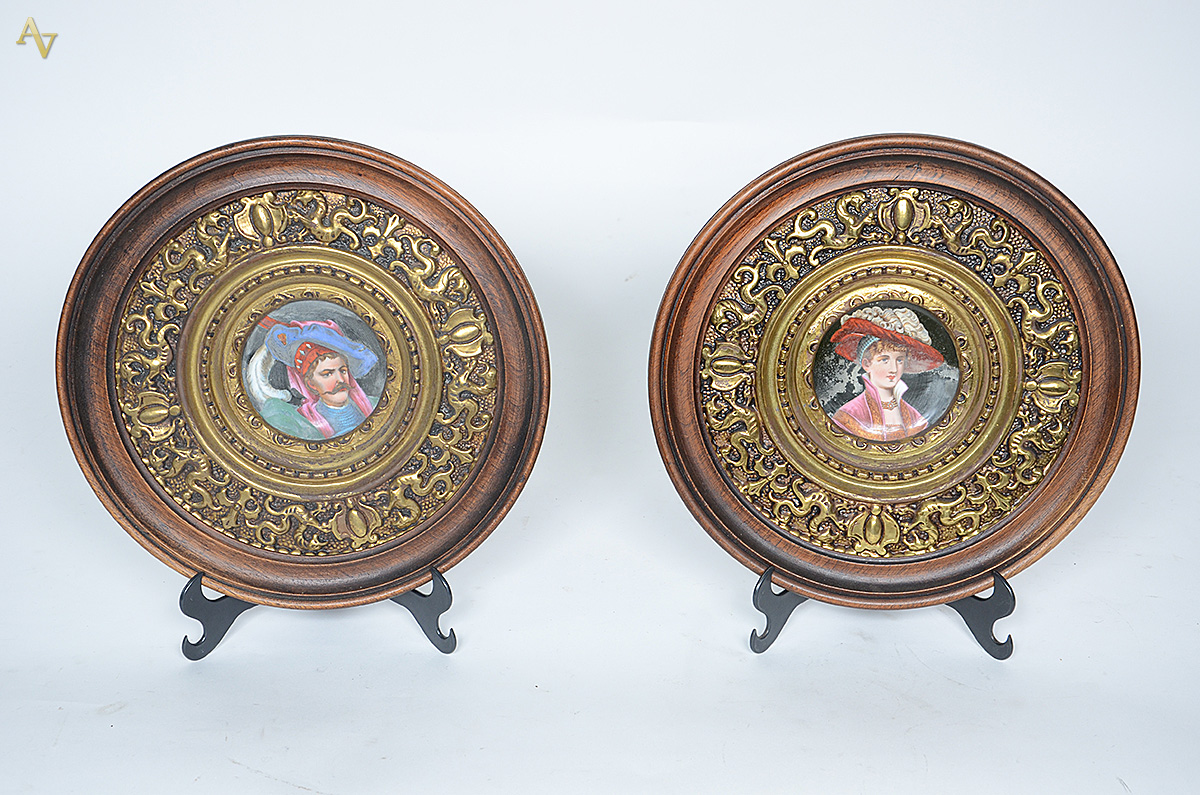 Par de medalhões com placa central de porcelana representando figuras...