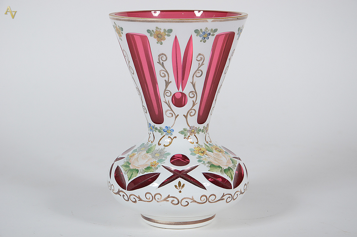Vaso de overlay na cor vermelha e branca com flores em policromia...