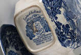Serviço de chá de porcelana Inglesa sendo , 14 ... - Serviço de chá de porcelana Inglesa sendo , 14 xícaras com pires , 12 pratos sobremesa , 2 bules, leiteira , açucareiro e 4 bowls .  ( alguns co...