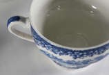 Serviço de chá de porcelana Inglesa sendo , 14 ... - Serviço de chá de porcelana Inglesa sendo , 14 xícaras com pires , 12 pratos sobremesa , 2 bules, leiteira , açucareiro e 4 bowls .  ( alguns co...
