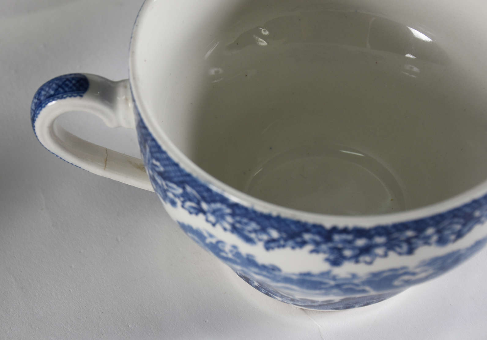 Serviço de chá de porcelana Inglesa sendo , 14 xícaras com pires , 12... - foto 5 de 7