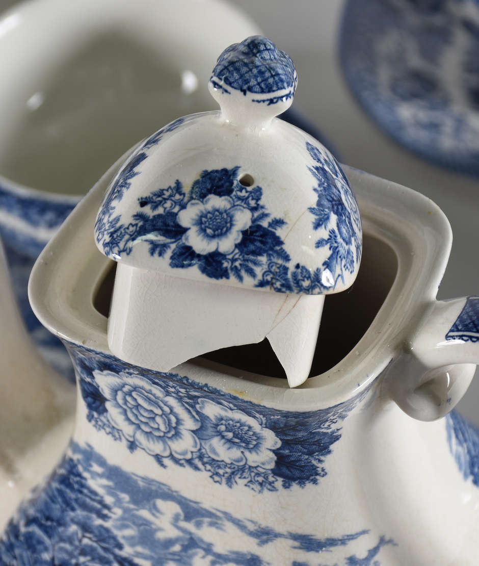 Serviço de chá de porcelana Inglesa sendo , 14 xícaras com pires , 12... - foto 6 de 7