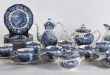 Serviço de chá de porcelana Inglesa sendo , 14 ... - Serviço de chá de porcelana Inglesa sendo , 14 xícaras com pires , 12 pratos sobremesa , 2 bules, leiteira , açucareiro e 4 bowls .  ( alguns co...