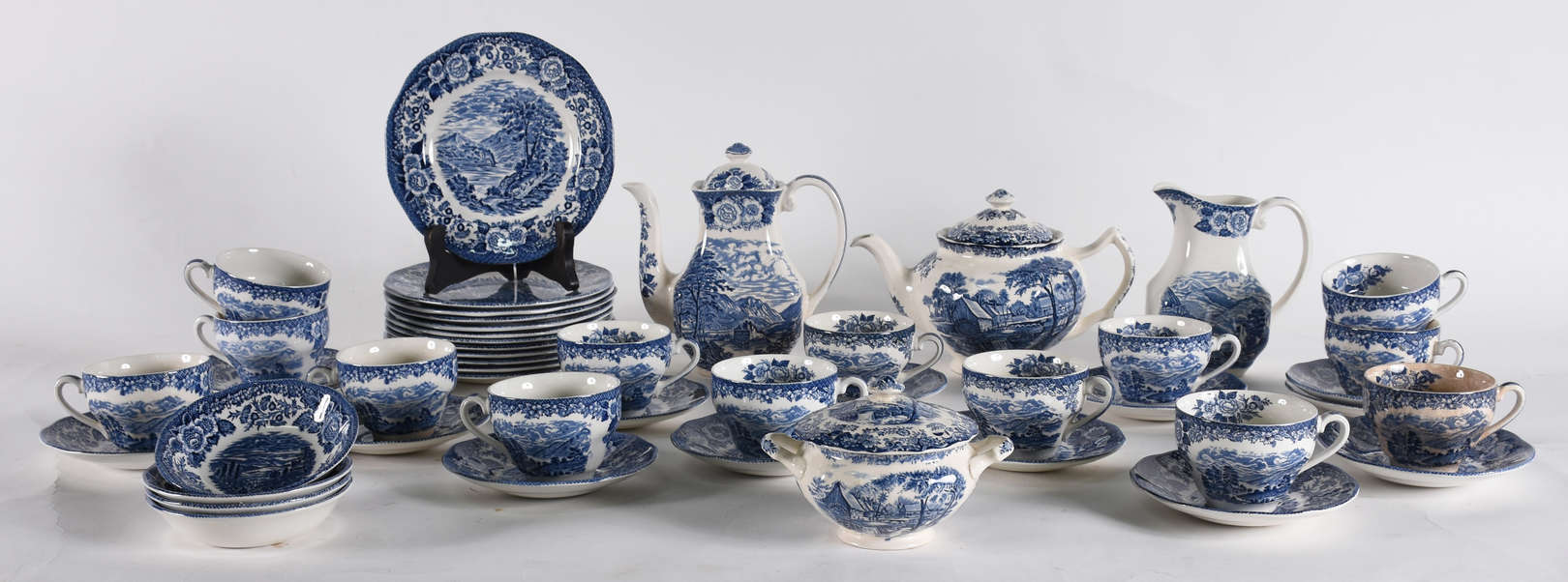 Serviço de chá de porcelana Inglesa sendo , 14 xícaras com pires , 12... - foto 2 de 7