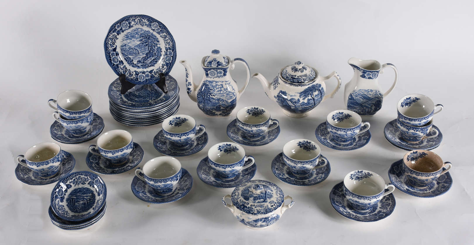 Serviço de chá de porcelana Inglesa sendo , 14 xícaras com pires , 12... - foto 1 de 7