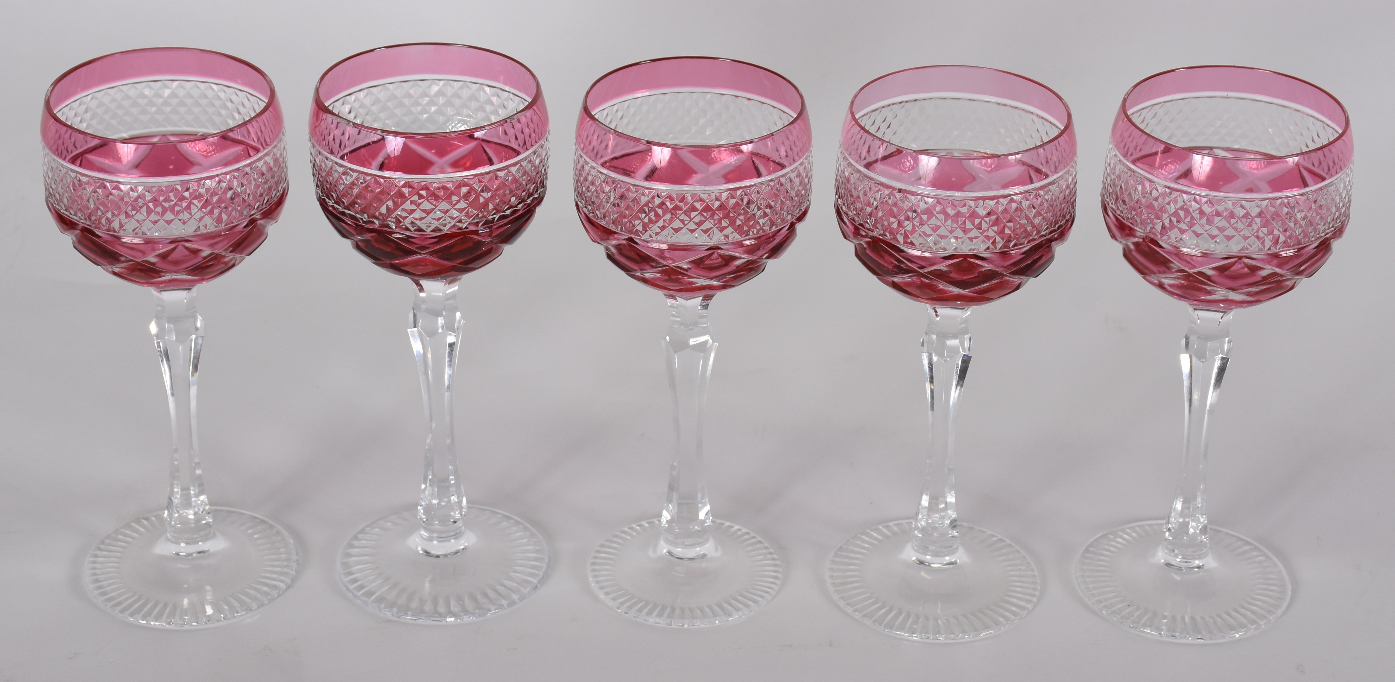 Cinco cálices para vinho de pé alto em cristal double rosa lapidado. - foto 1 de 3
