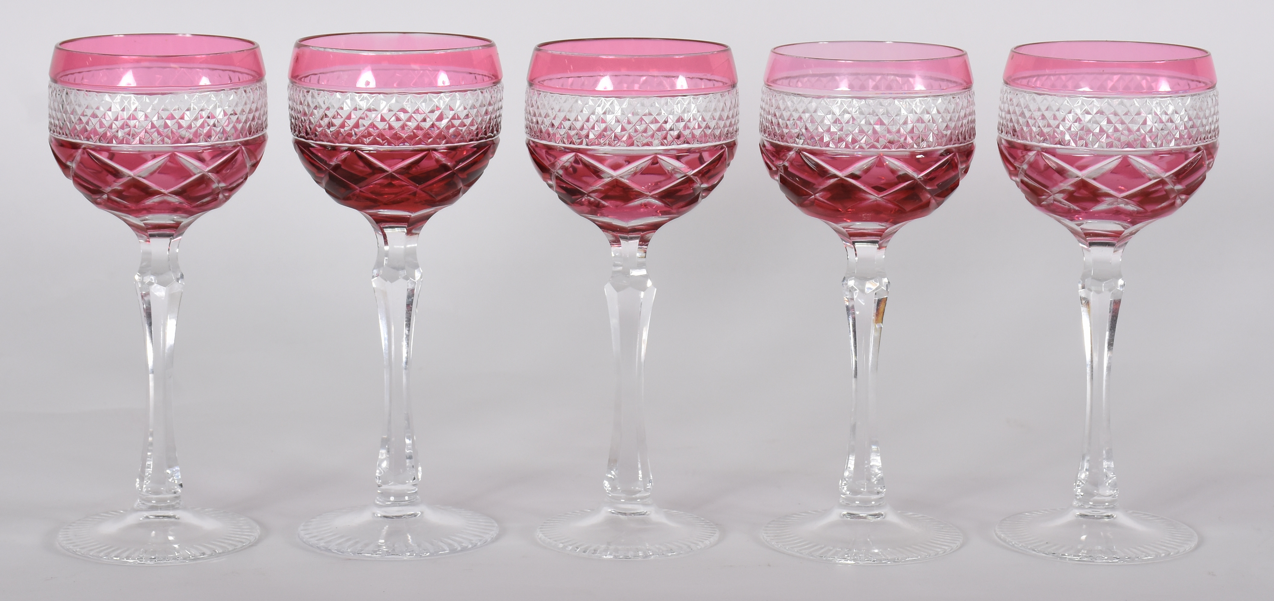 Cinco cálices para vinho de pé alto em cristal double rosa lapidado. - foto 2 de 3