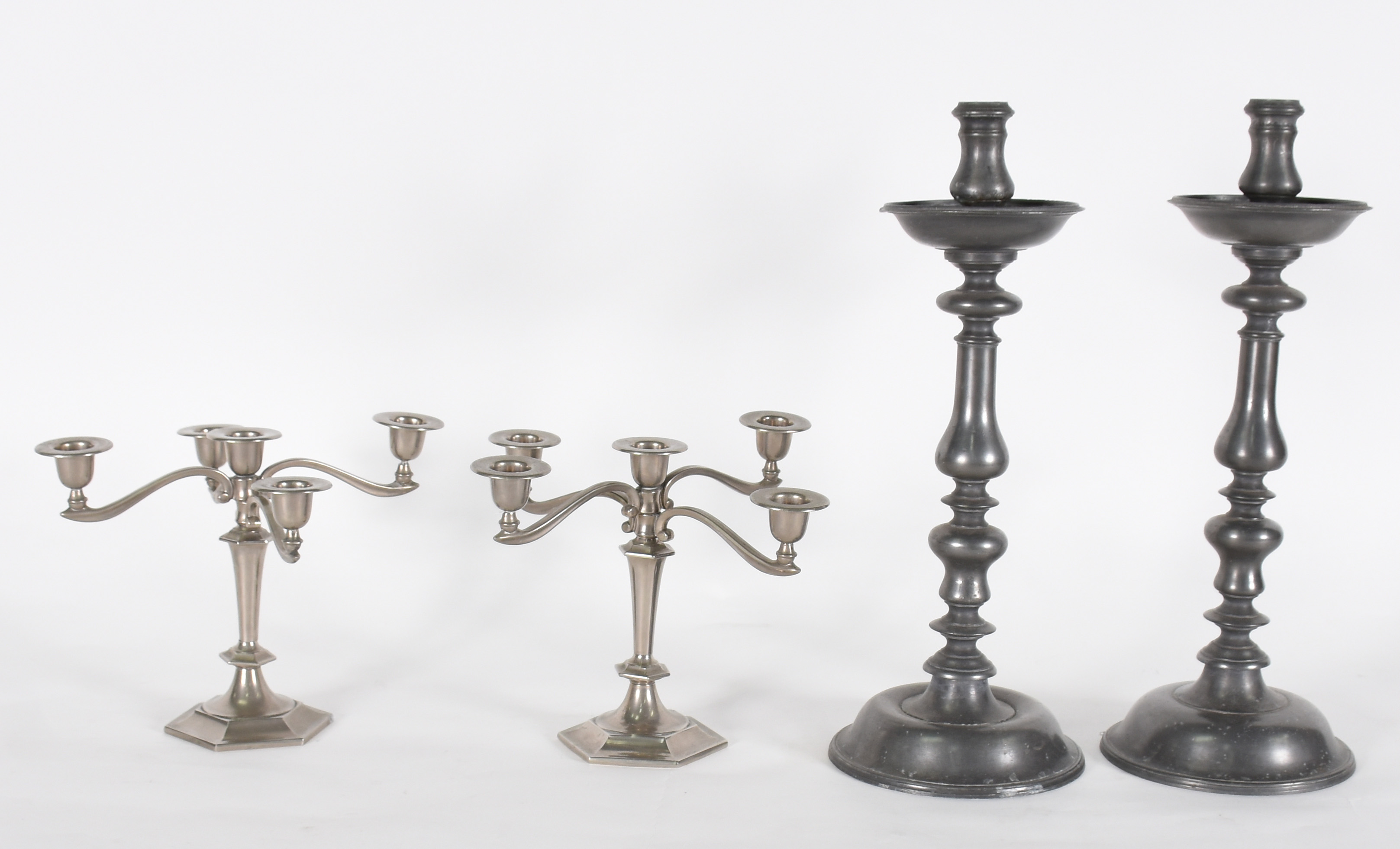 Dois pares de castiçais de metal , 1 para 5 velas cada e 1 para 1... - foto 1 de 3
