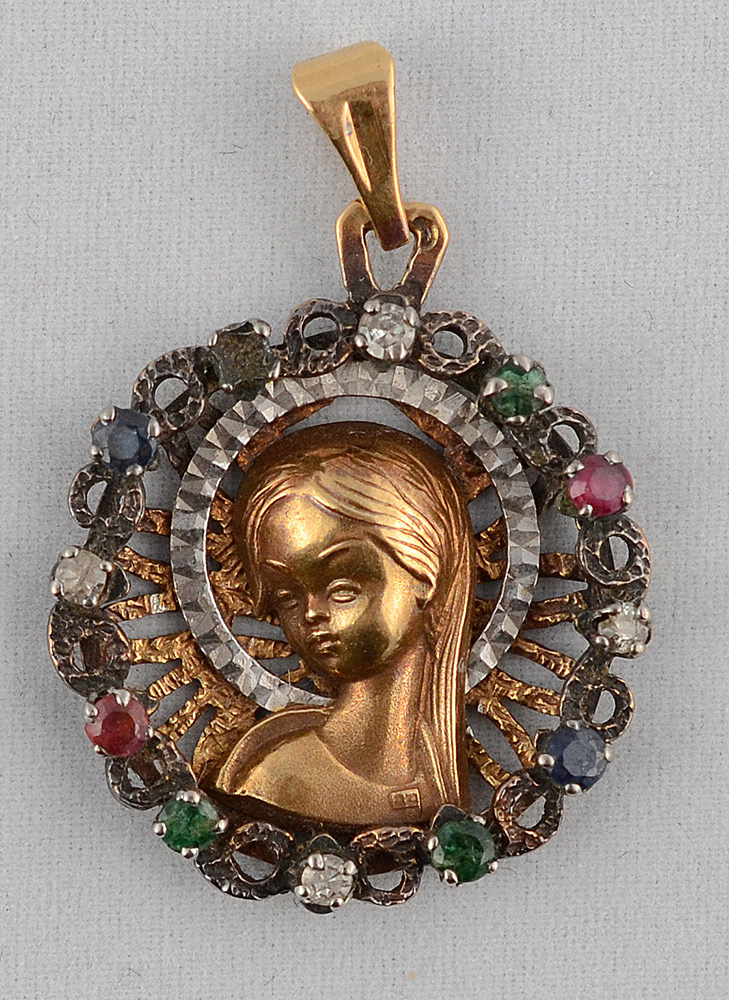 Pendente em ouro 18 k com brilhantes, esmeraldas e rubis. Peso total...