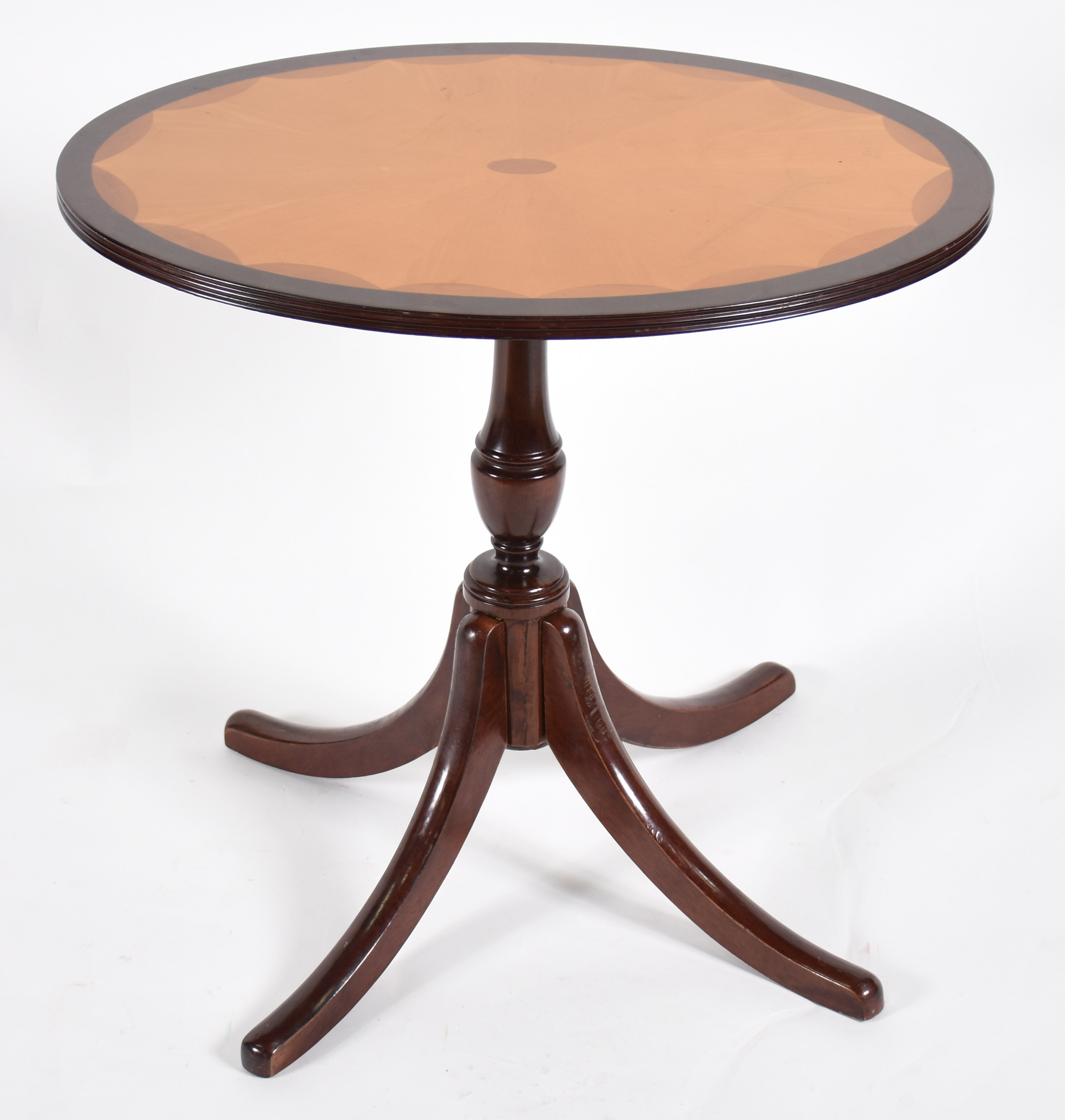 Mesa auxiliar feitio oval com tampo trabalhado e base com quatro... - foto 1 de 6