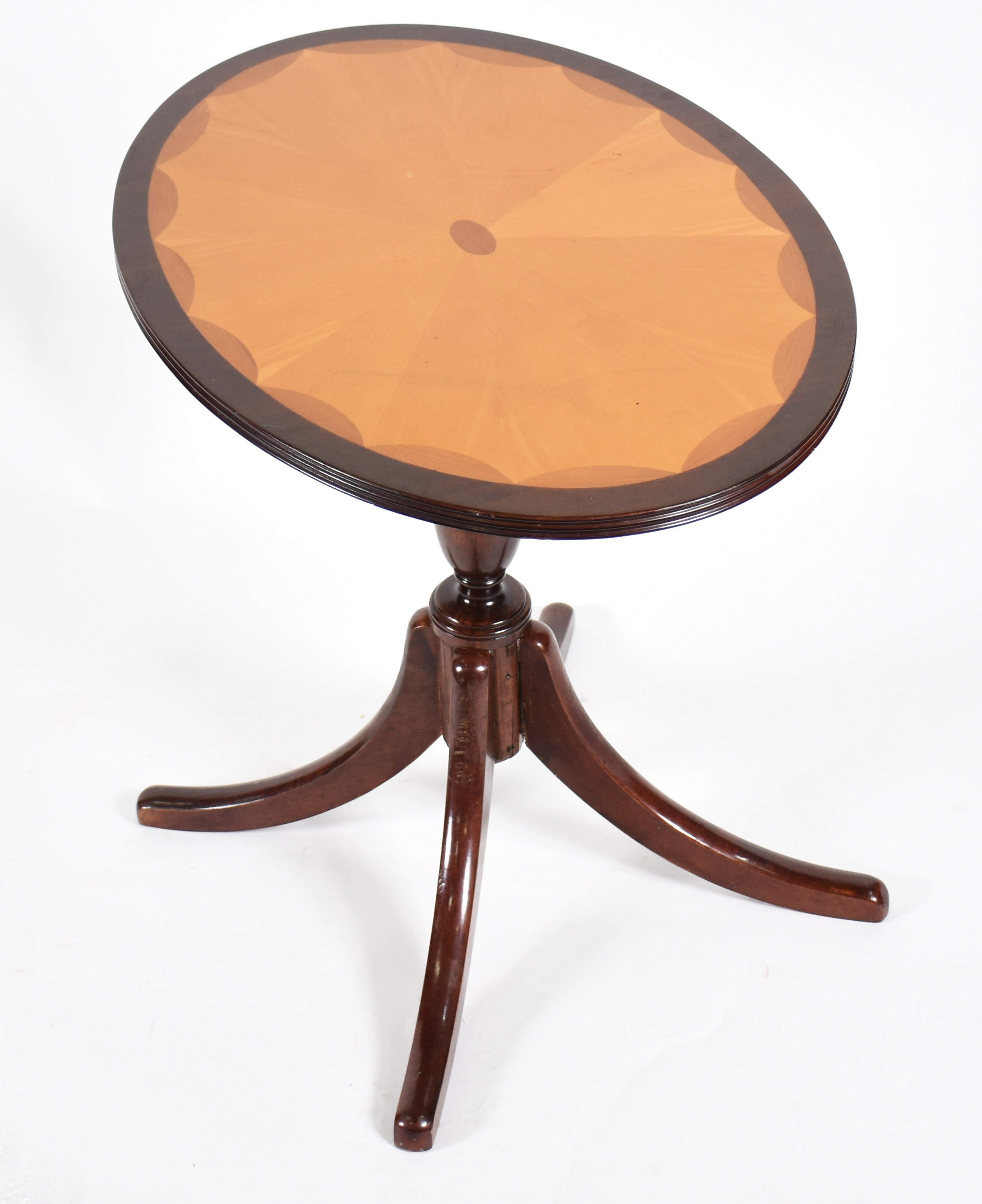Mesa auxiliar feitio oval com tampo trabalhado e base com quatro... - foto 2 de 6