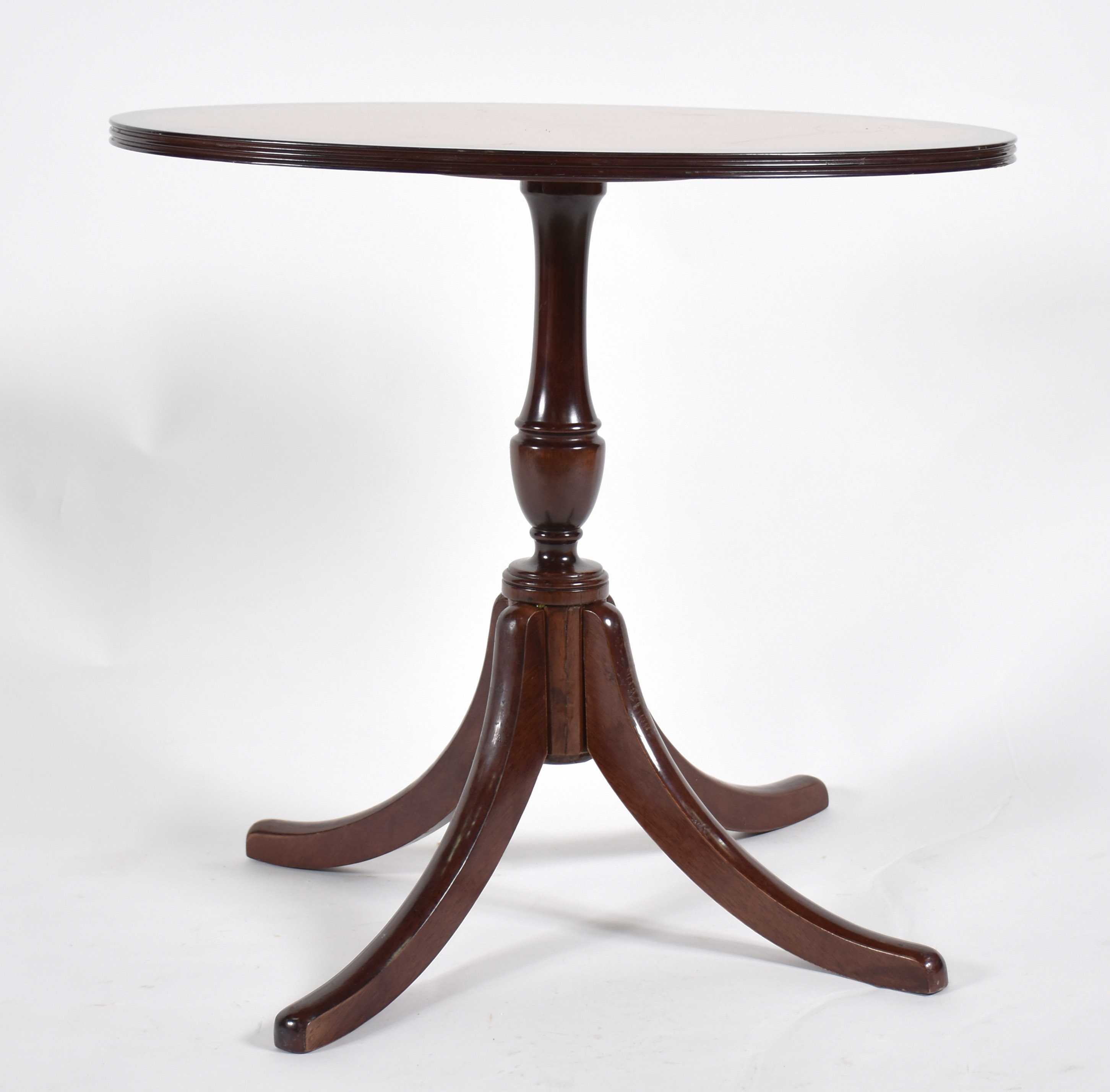 Mesa auxiliar feitio oval com tampo trabalhado e base com quatro... - foto 3 de 6
