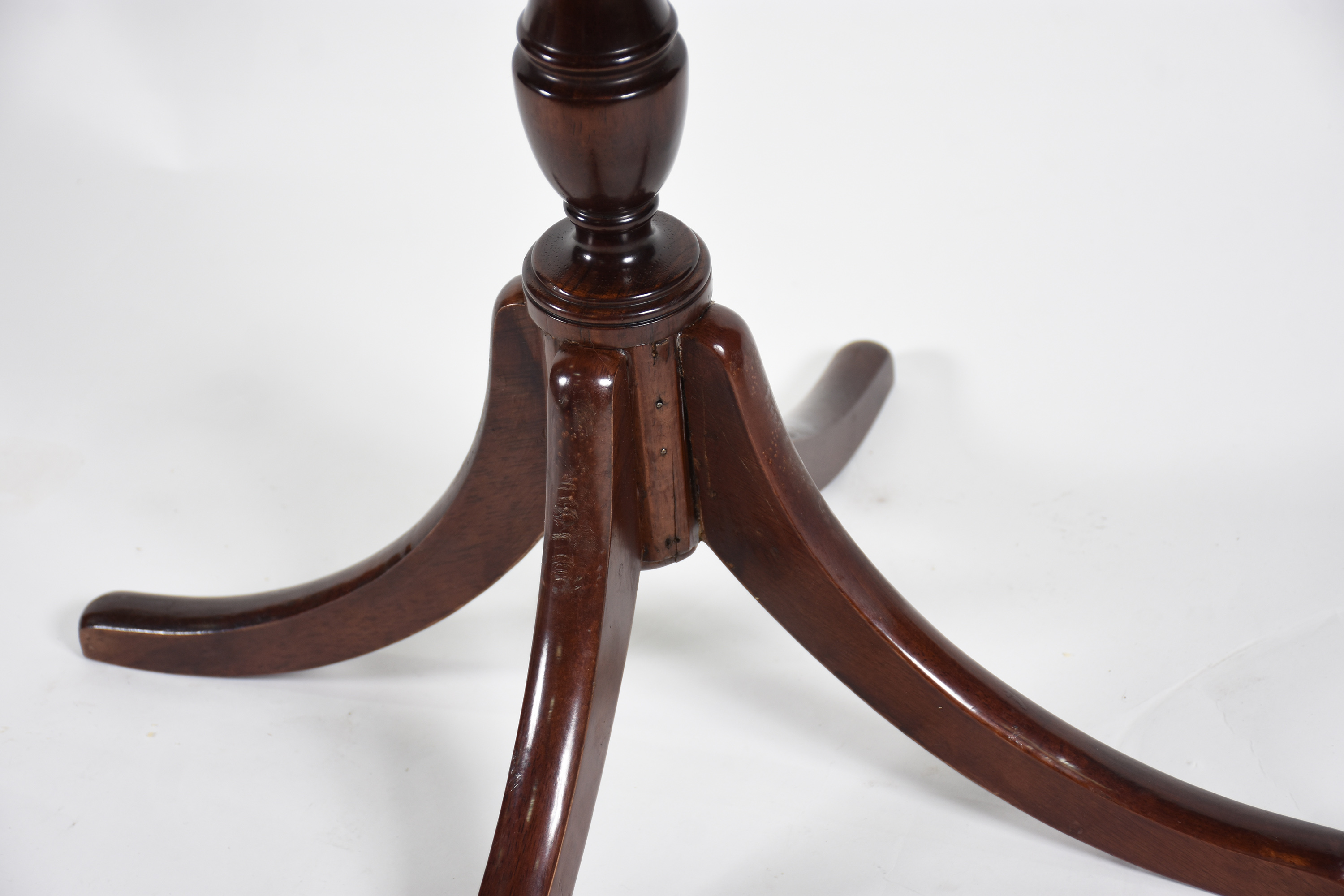 Mesa auxiliar feitio oval com tampo trabalhado e base com quatro... - foto 4 de 6