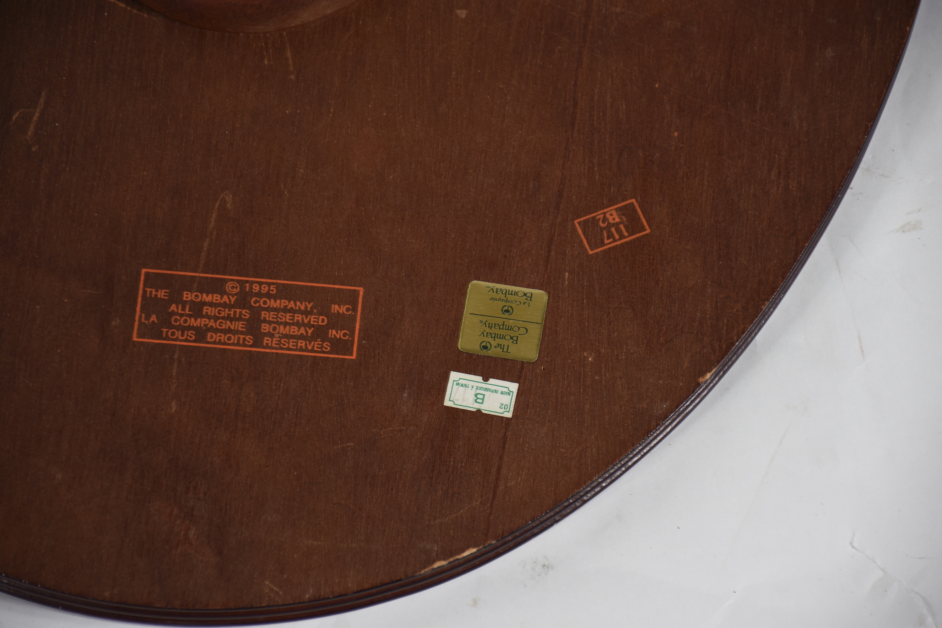 Mesa auxiliar feitio oval com tampo trabalhado e base com quatro... - foto 5 de 6