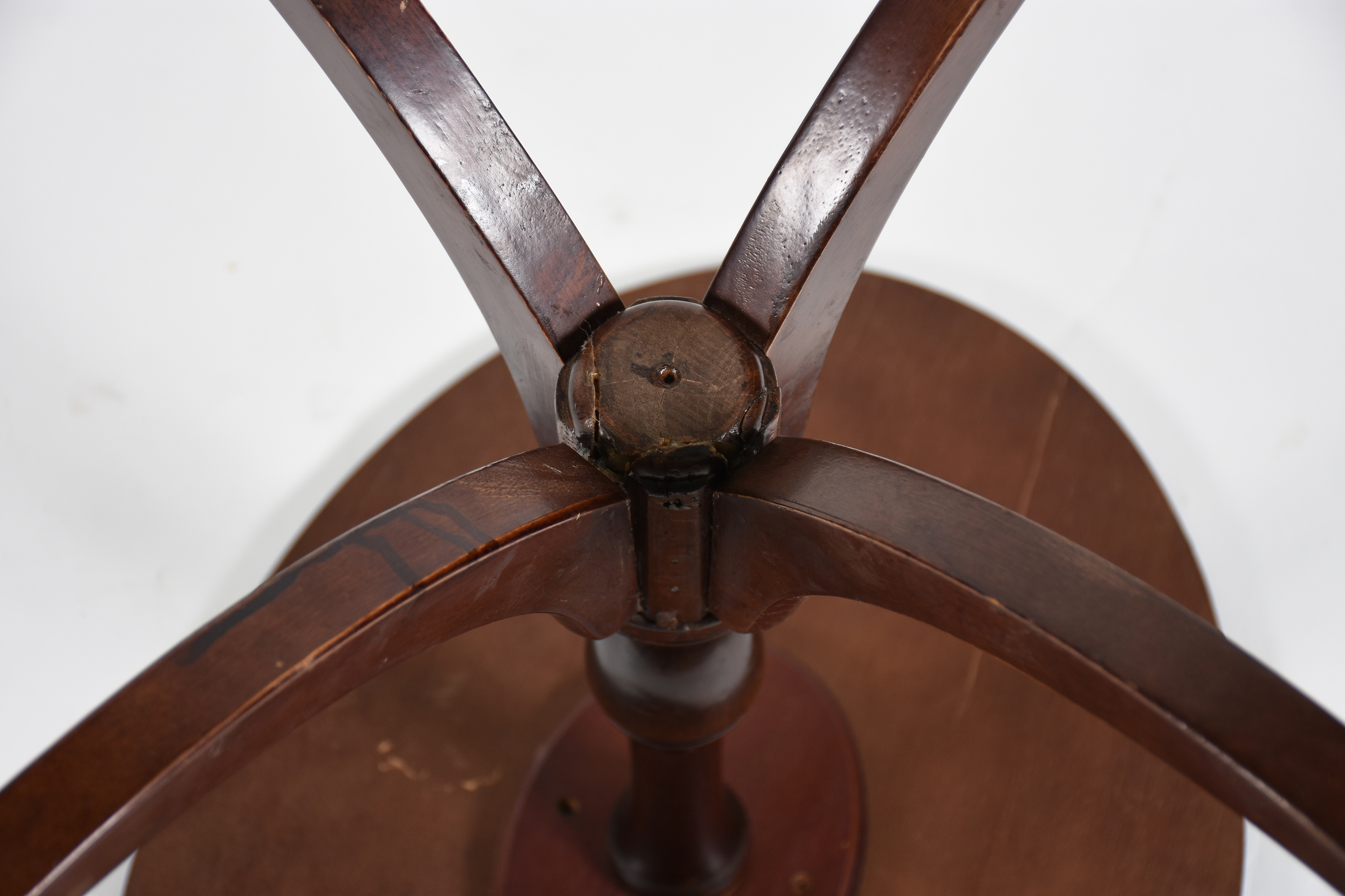 Mesa auxiliar feitio oval com tampo trabalhado e base com quatro... - foto 6 de 6