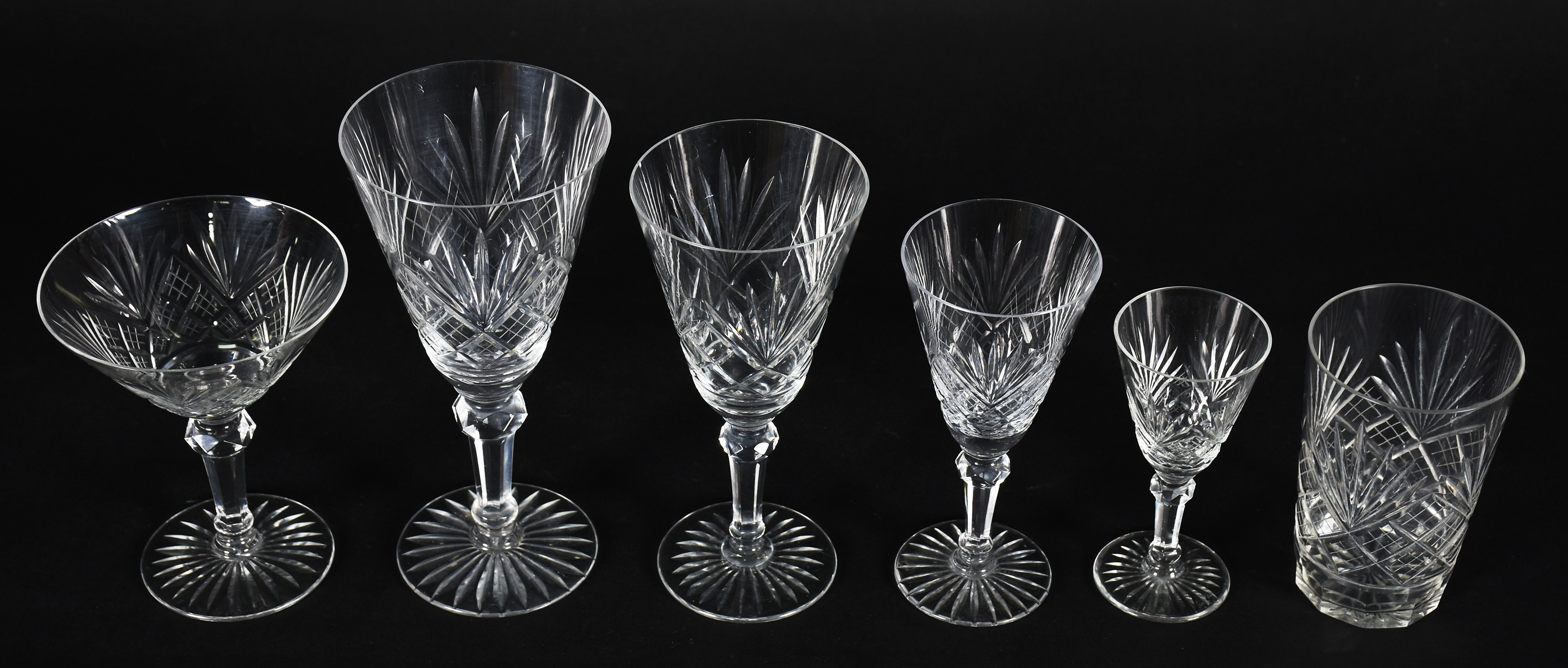 Serviço de cristal lapidado, composto de , 7 cálices para água, 6... - foto 2 de 4