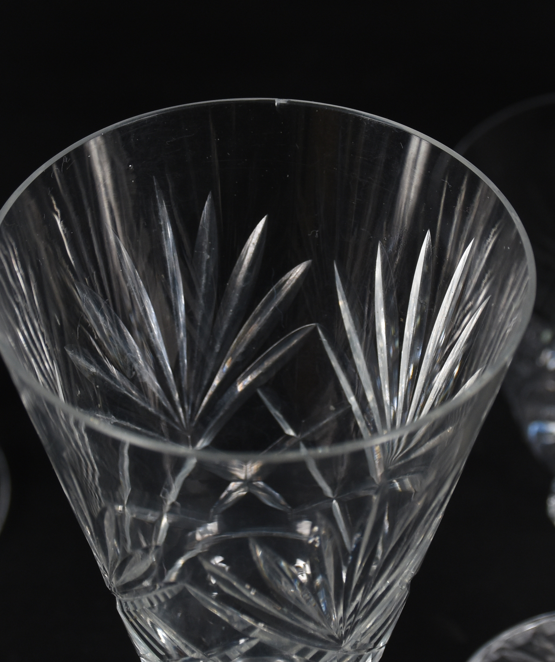 Serviço de cristal lapidado, composto de , 7 cálices para água, 6... - foto 3 de 4