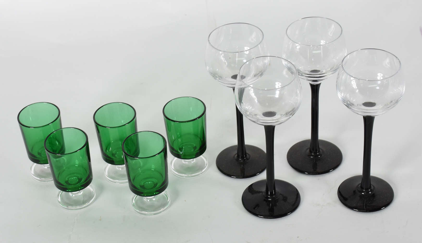 Quatro cálices com pé preto e 5 na cor verde para licor . - foto 1 de 3