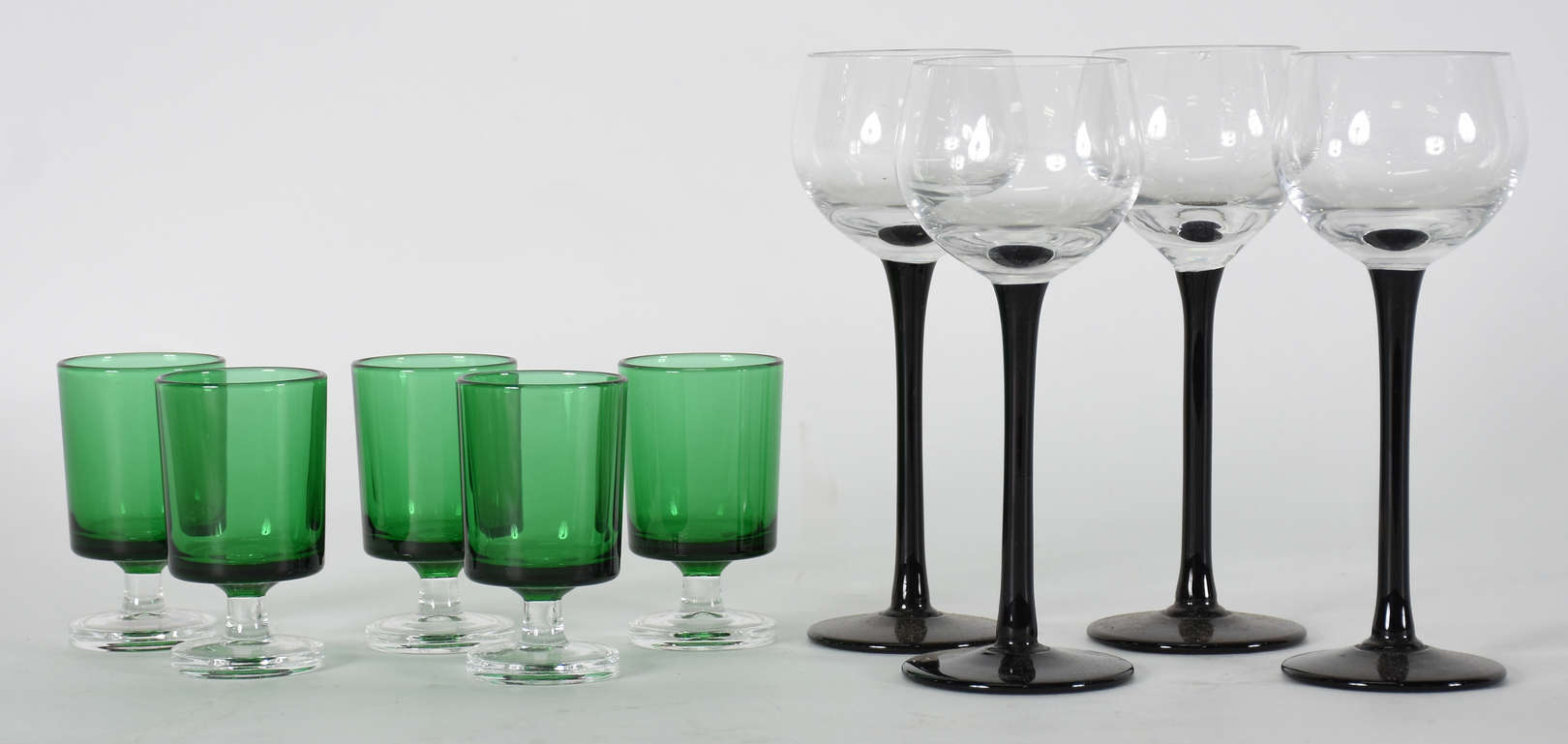 Quatro cálices com pé preto e 5 na cor verde para licor . - foto 2 de 3