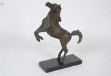 Escultura de bronze com base de mármore represe... - Escultura de bronze com base de mármore representando cavalo. Altura total 49 cm.