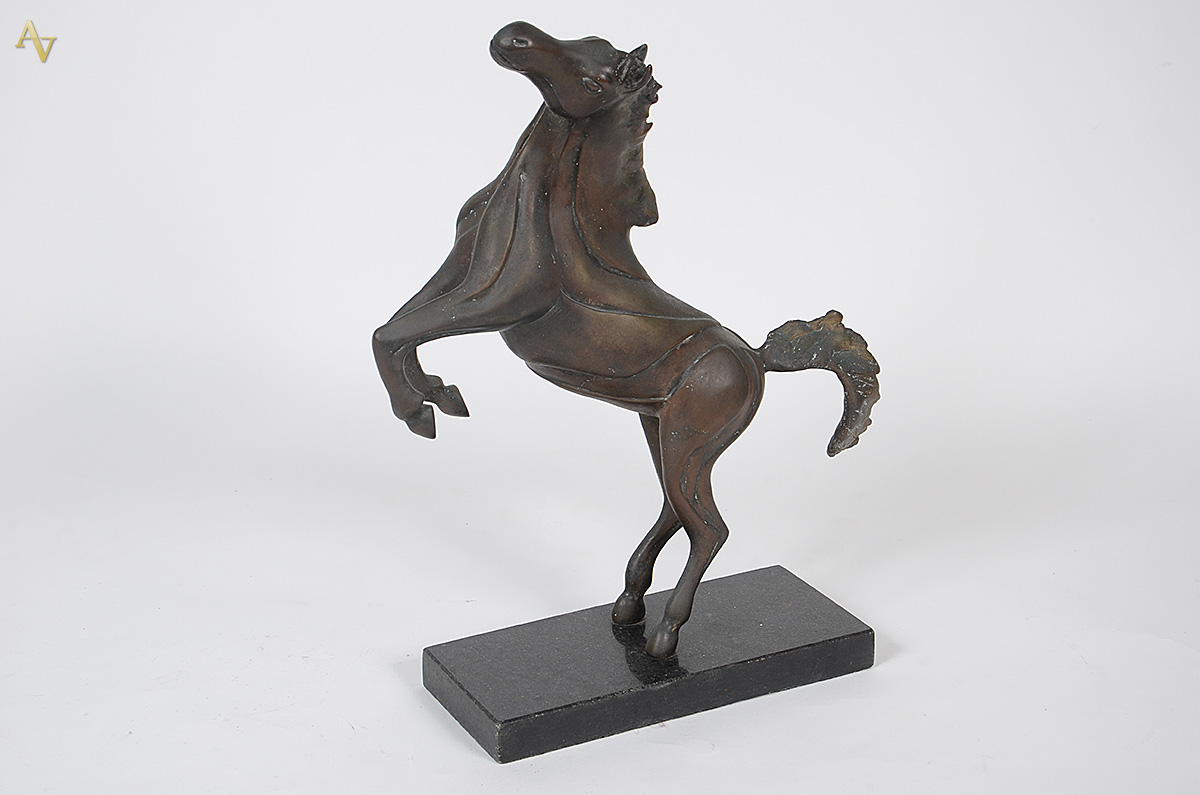 Escultura de bronze com base de mármore representando cavalo. Altura... - foto 1 de 2