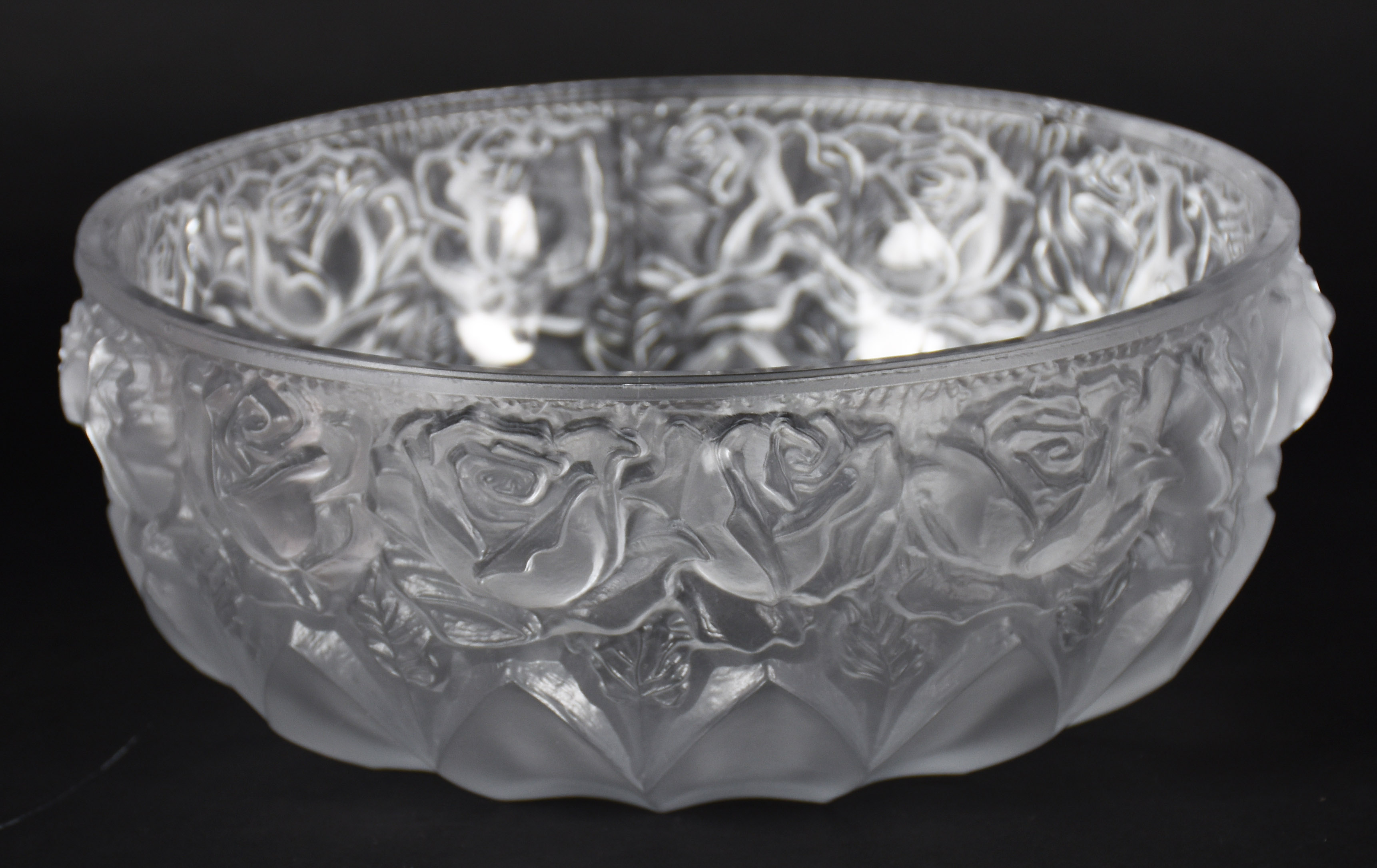 Bowl de cristal com flores foscas. - foto 1 de 3