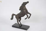 Escultura de bronze com base de mármore represe... - Escultura de bronze com base de mármore representando cavalo. Altura total 49 cm.