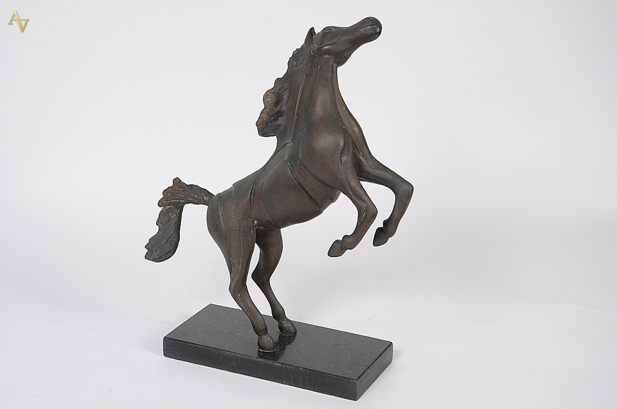 Escultura de bronze com base de mármore representando cavalo. Altura... - foto 2 de 2