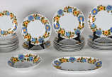 Aparelho de jantar de porcelana real composto d... - Aparelho de jantar de porcelana real composto de , 15 pratos rasos ( bicado) ; 2 fundos ; 14 sobremesa ;1 bowl e 1 travessa . Total 33 peças.