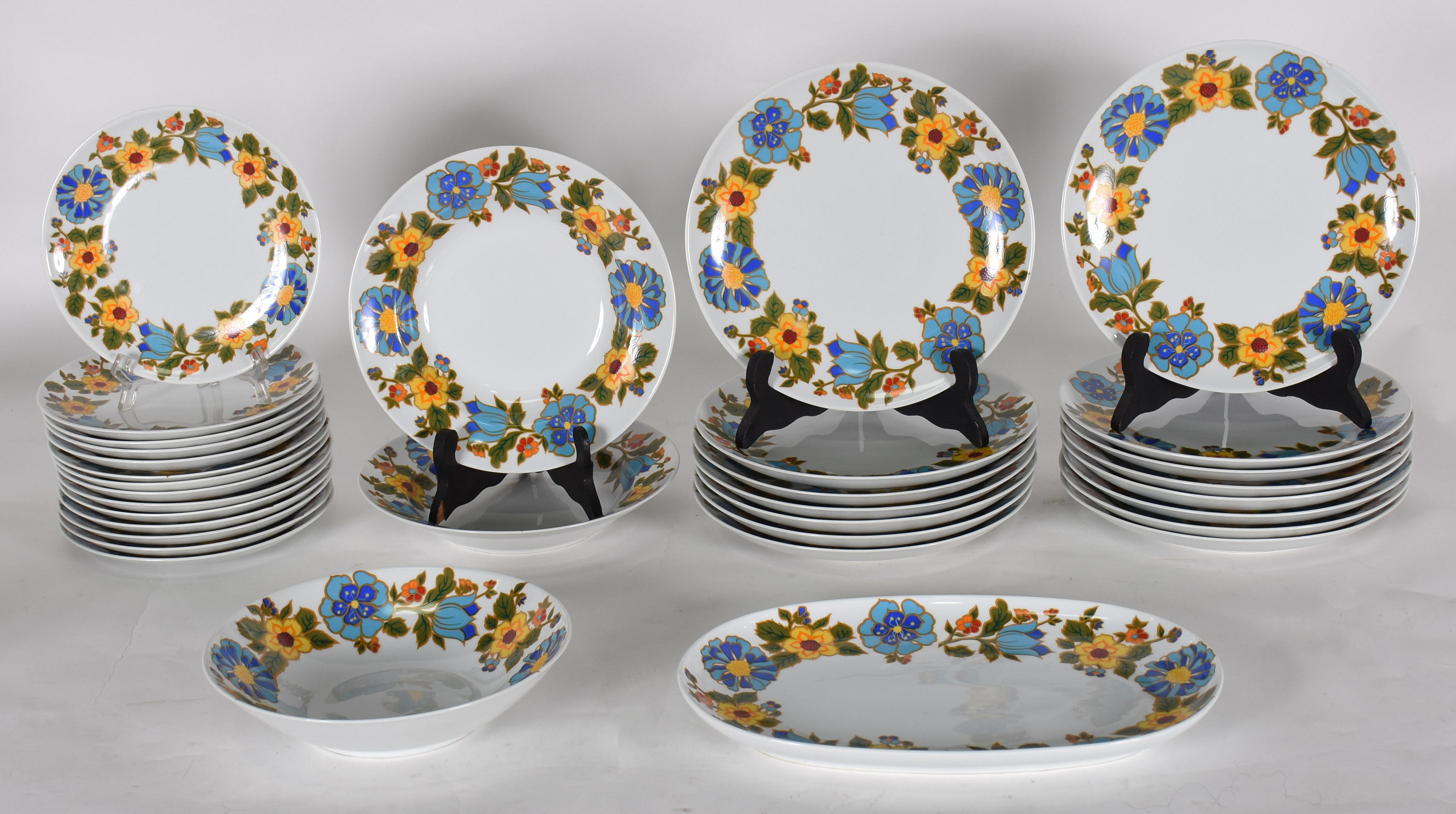 Aparelho de jantar de porcelana real composto de , 15 pratos rasos (... - foto 1 de 5