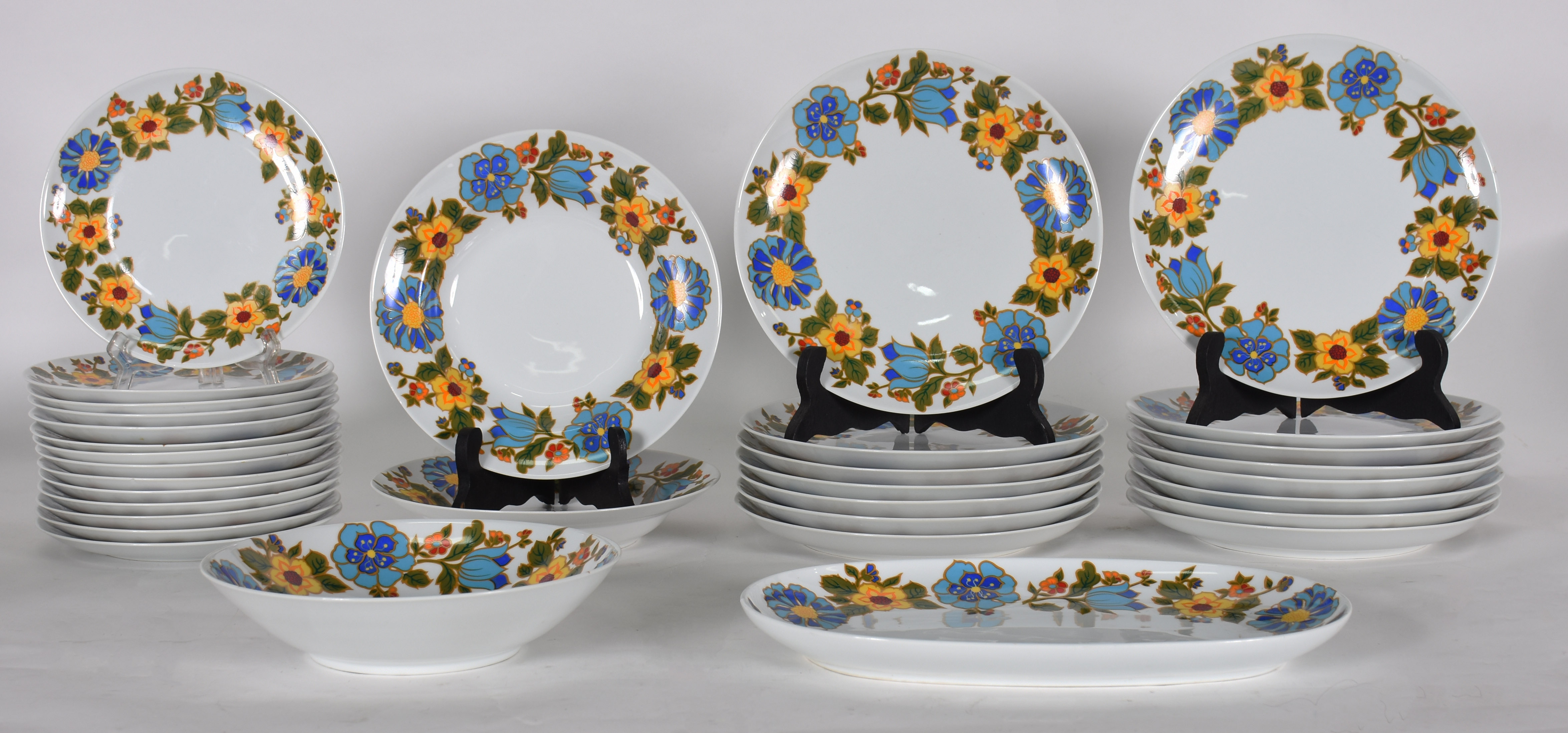 Aparelho de jantar de porcelana real composto de , 15 pratos rasos (... - foto 2 de 5