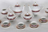 Serviço para café de porcelana  steatitta compo... - Serviço para café de porcelana  steatitta composto de 2 bules ; 2 açucareiros ; leiteira e 11 xícaras com pires . Total  16 peças.