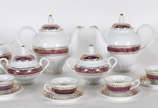 Serviço para café de porcelana  steatitta compo... - Serviço para café de porcelana  steatitta composto de 2 bules ; 2 açucareiros ; leiteira e 11 xícaras com pires . Total  16 peças.