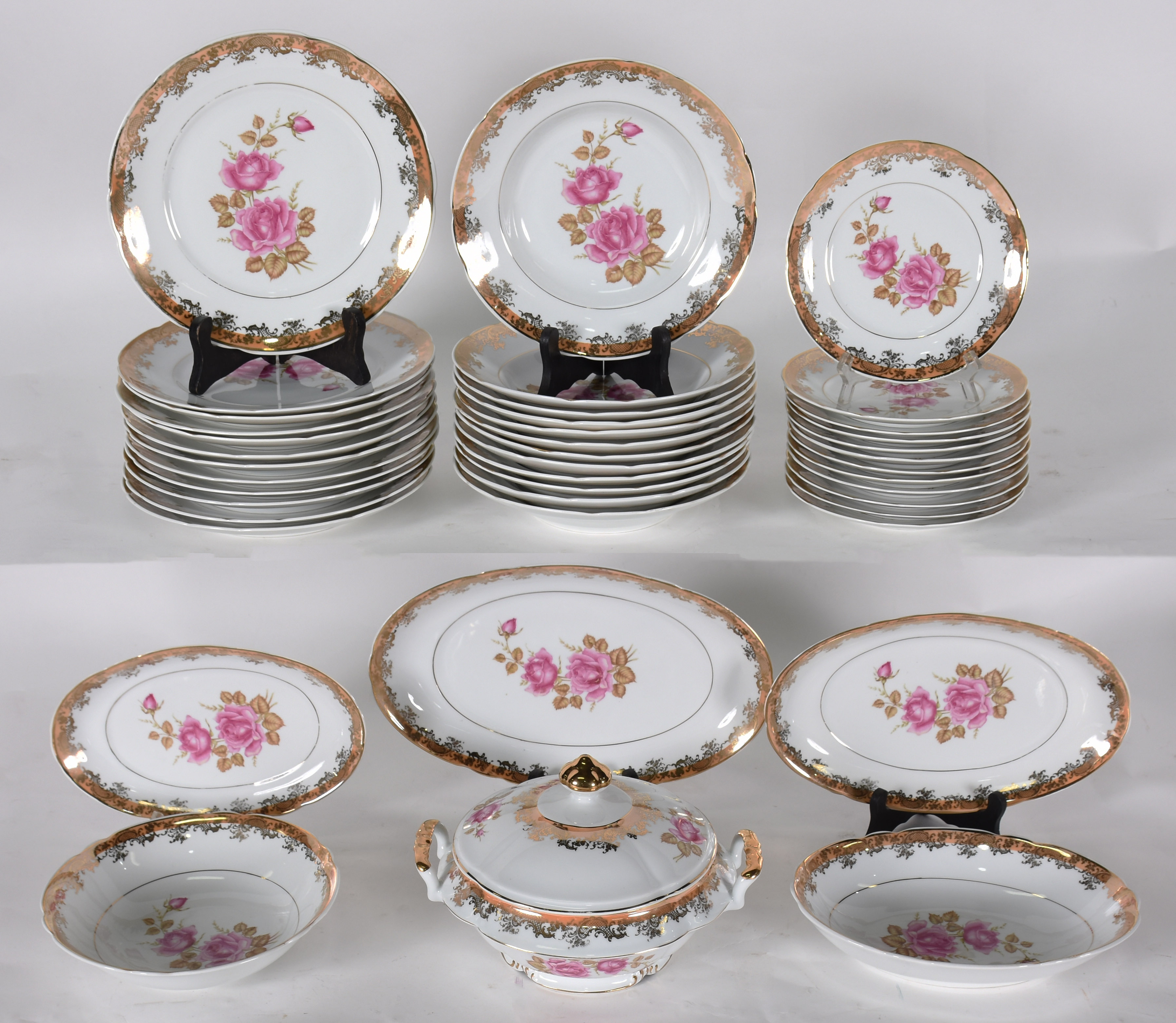 Aparelho de jantar de porcelana Real composto de , 12 pratos rasos... - foto 1 de 3