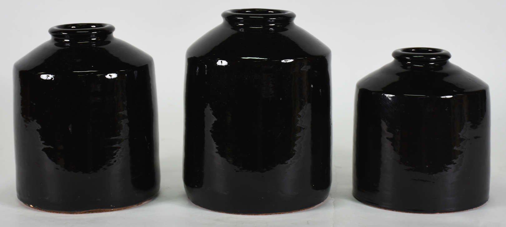 Três vasos de cerâmica pintadas de preto , assinados ( 1 bicado) - foto 1 de 4