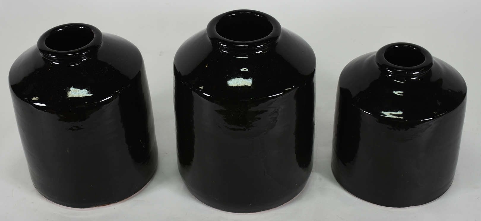 Três vasos de cerâmica pintadas de preto , assinados ( 1 bicado) - foto 2 de 4
