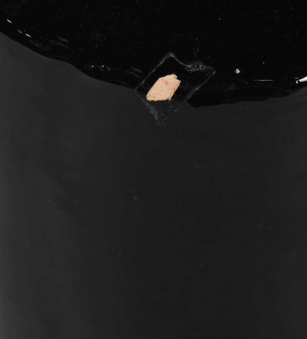 Três vasos de cerâmica pintadas de preto , assinados ( 1 bicado) - foto 3 de 4