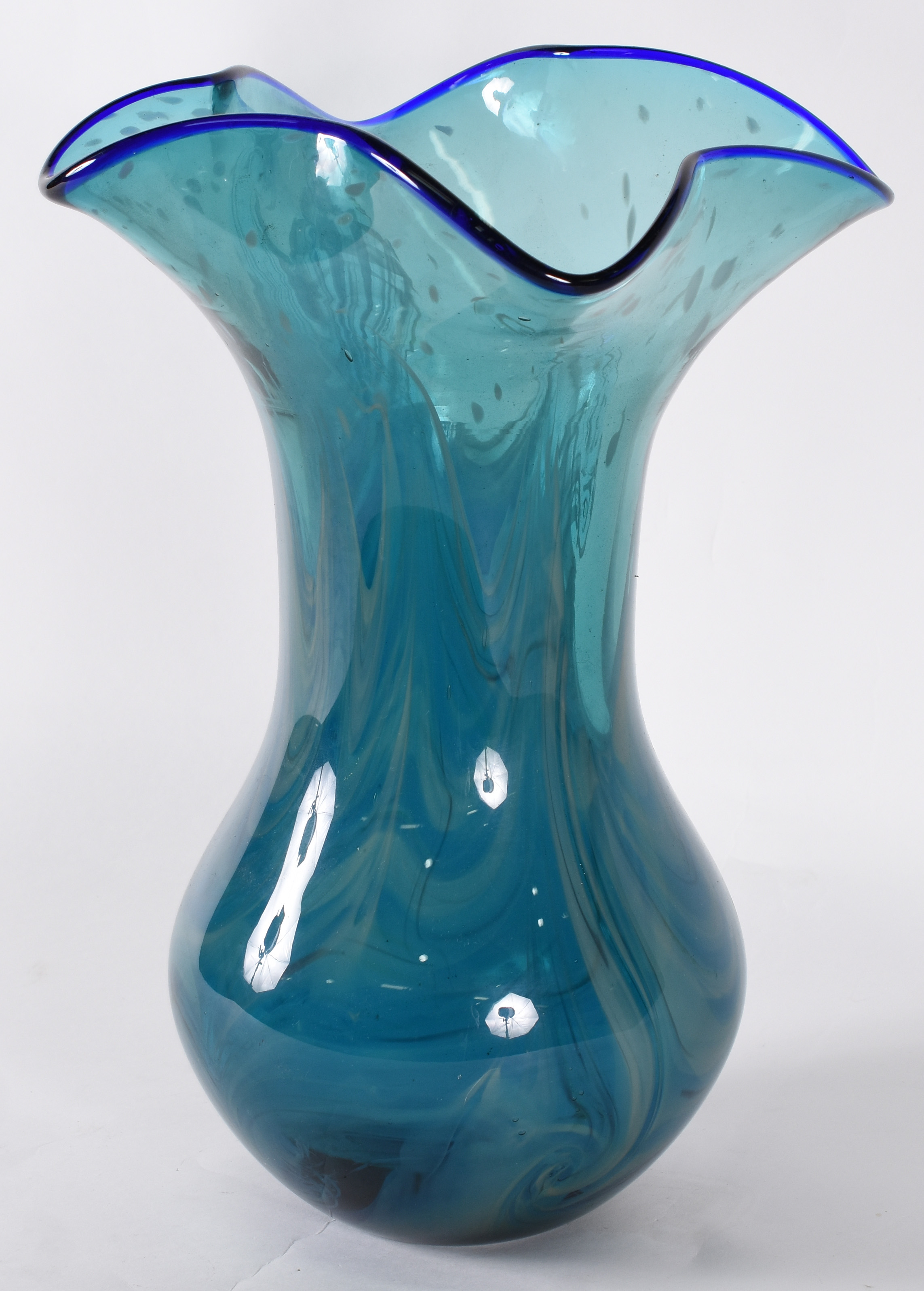 Vaso de murano azul leitoso, borda feitio babado. - foto 1 de 3