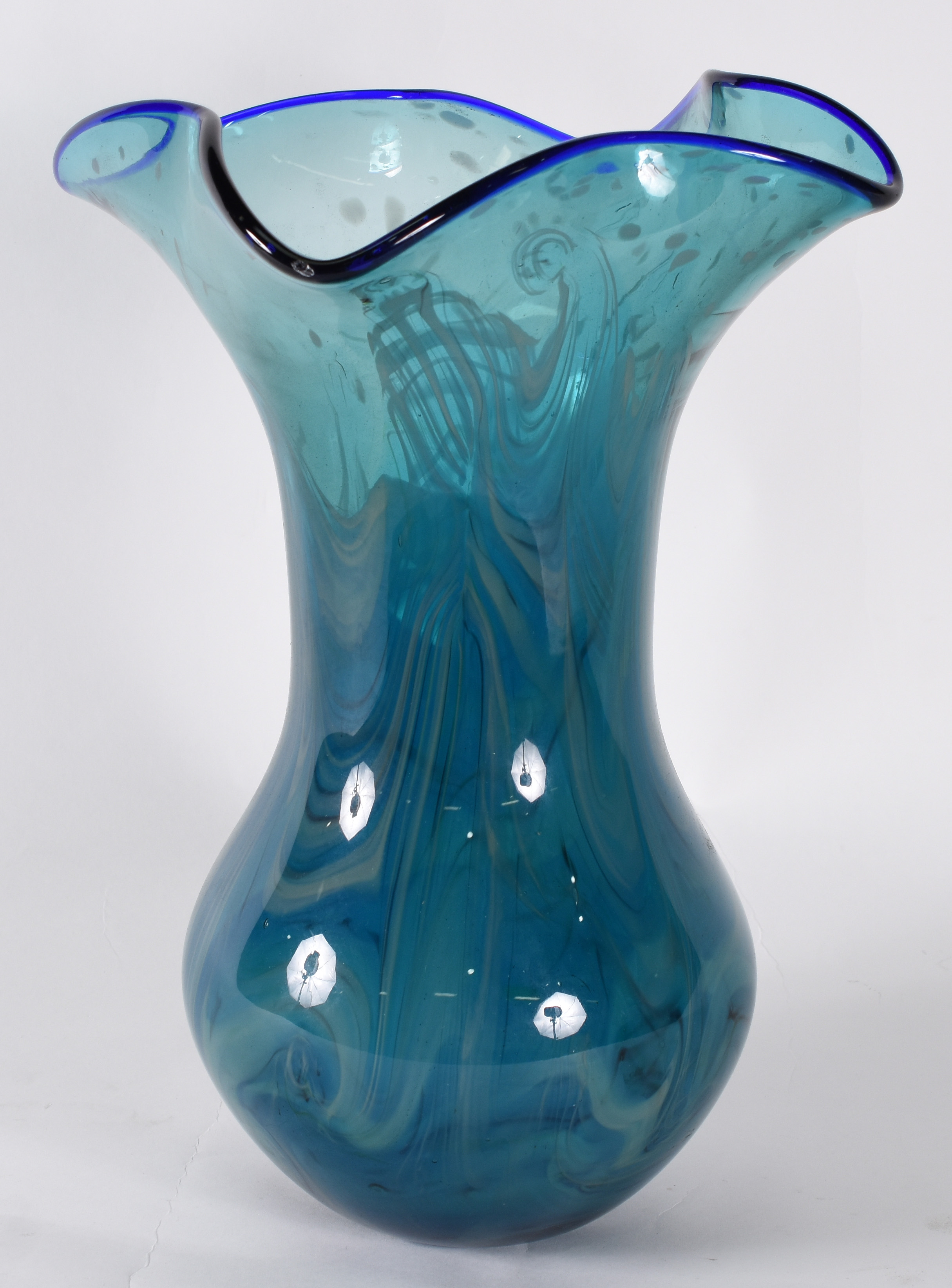 Vaso de murano azul leitoso, borda feitio babado. - foto 2 de 3